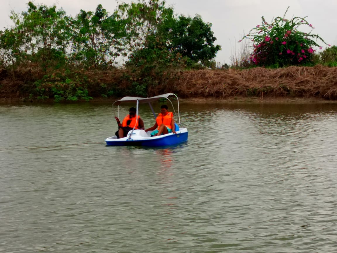 Boat Ride for a group of 10
